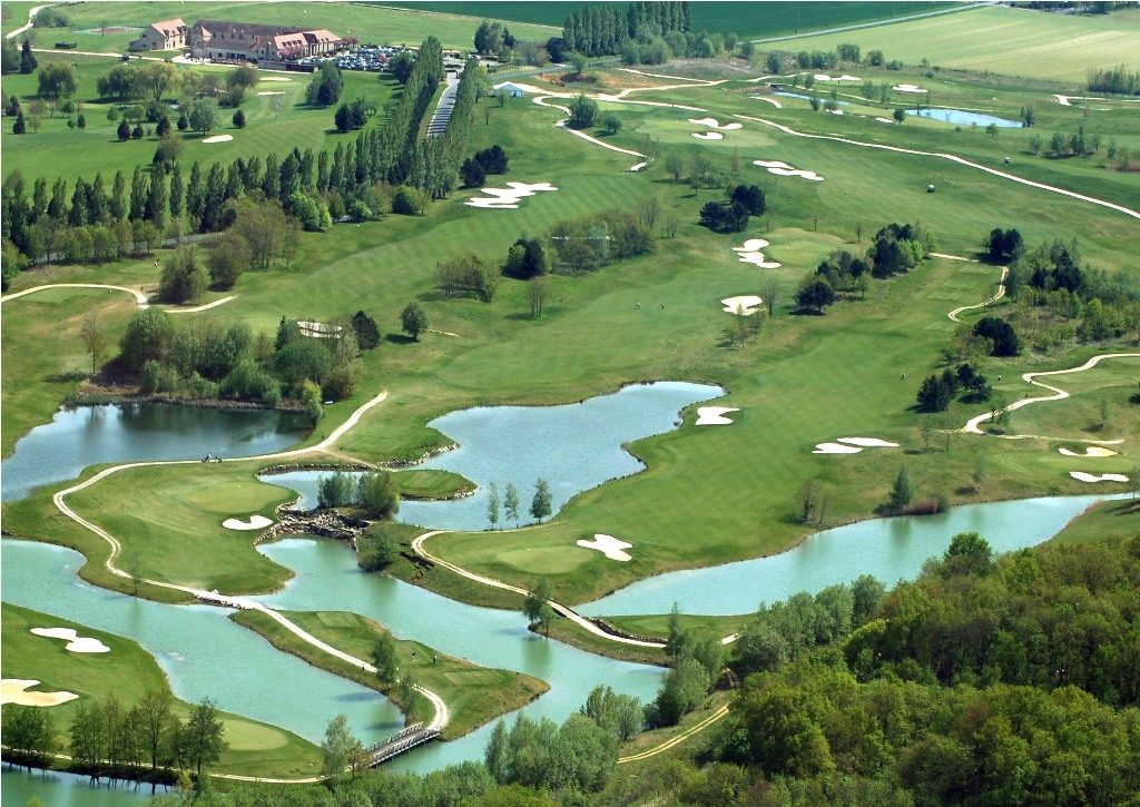 Located 40 kilometers east of Paris, not far from Eurodisney, the Domaine de la Brie provides à 9 hole course – Le Montpichet and a prestigious 18 hole course, Le Vignoly designed by Arnold Palmer in 2006.