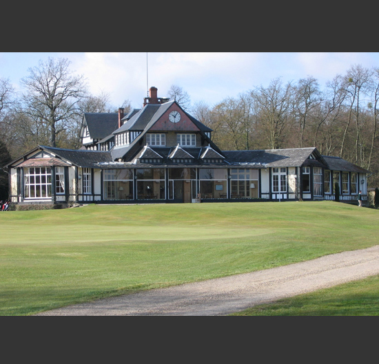 En cette période de restrictions sanitaires, le golf de Chantilly Vineuil, a décidé de limiter les passages des joueurs non membres du golf.