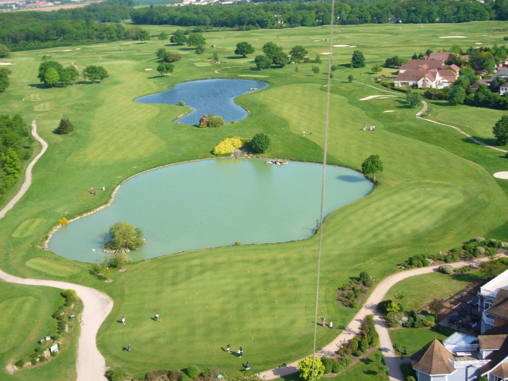 Nestled in the forest of Sénart, south of Paris, the golf d’Etiolles offers an 18 hole course and a 9 hole one.