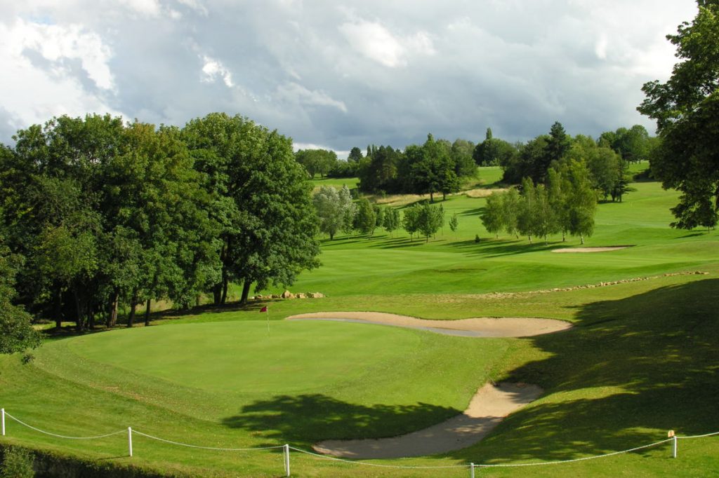 The 18 holes of the course – length 5873- are quite technical but players of all abilities can enjoy it thanks to a judicious combination of difficulties.