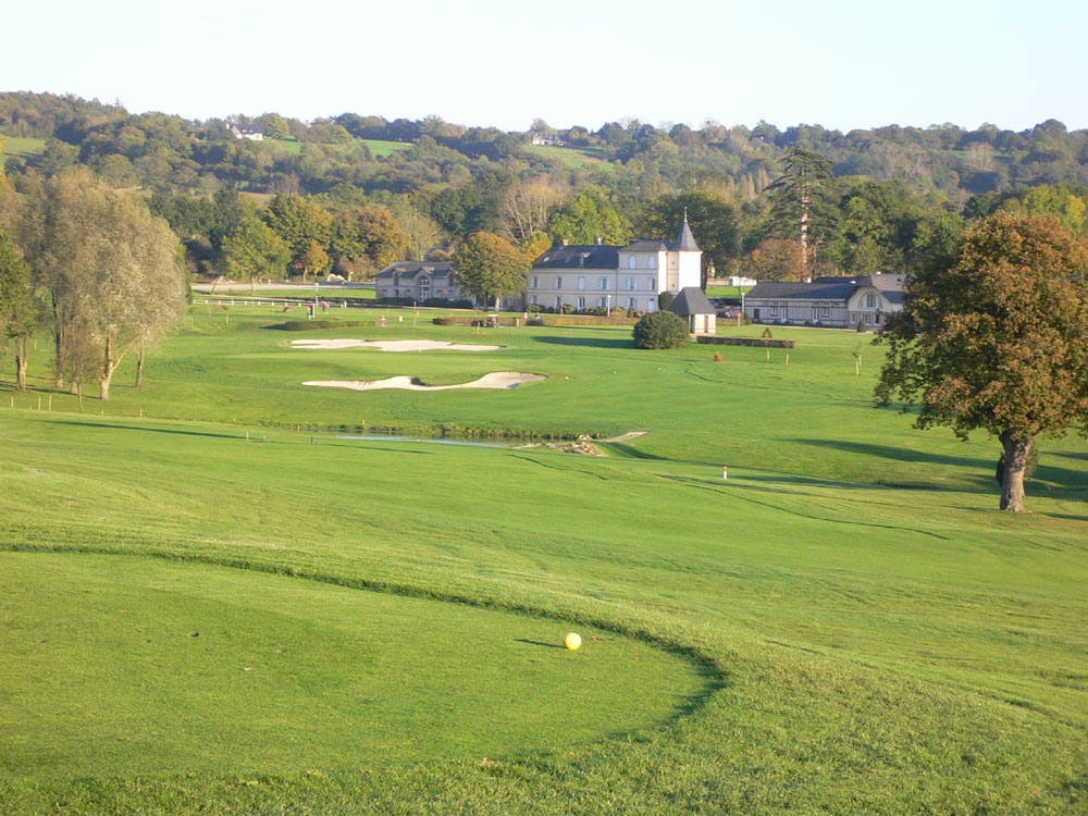 Situated in the Normandy countryside outside Pont l'Evêque, the Barrière golf course of Saint-Julien-sur-Calonne offers an 18-hole course, Les Vallons and a 9 hole, Le Bocage.
