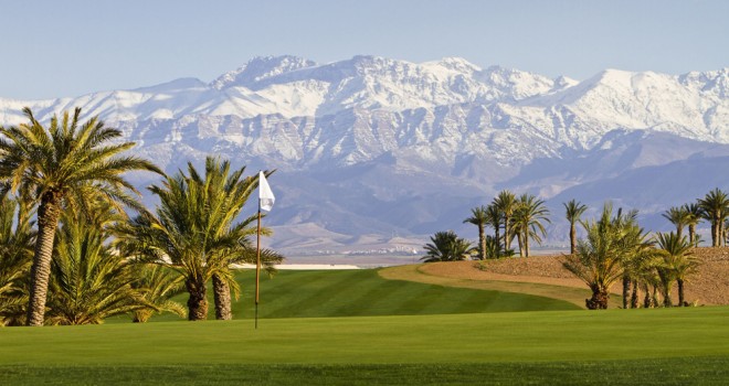 Located in the heart of the palm grove it faces the splendid range of the Atlas mountains.
