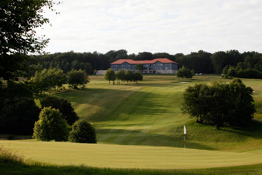 Its layout that follows the vales, valleys, hollows and bumps of the landscape of Boulonnais is a physical and technical course that requires a good level of golf.