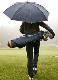 L'hiver approche avec son lot d'annonces météo peu enclines à la pratique sereine du jeu de golf.
Pluie, vent, brouillard... puis gelées matinales annonciatrices de greens d'hiver et sac à l'épaule ou fermetures de parcours !