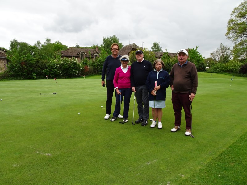 Apprendre à putter... à mieux appréhender un green, à estimer une pente, à bien faire rouler sa balle... c'était le programme proposé par Nathalie et Laurent Jockshies ce vendredi 10 mai au golf des Yvelines où trois sessions de quatre élèves étaient organisées.