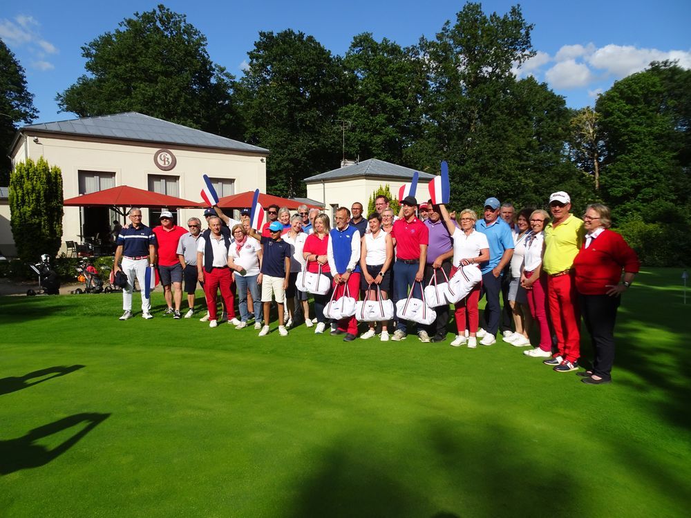 Comme chaque année depuis maintenant plus de 20 ans, comme l'a souligné Hervé Prieux qui dirige le golf de Champ de Bataille depuis toujours, le Grand Club vient fêter le 14 juillet par une compétition amicale et joyeuse.