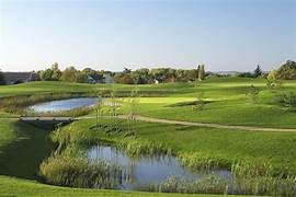 Crée en 1989 le golf de Bussy-Guermantes a été dessiné par l'architecte de golf belge, Paul Rolin associé à Jean-Claude Cornillot à qui l'on doit également le golf de Monchy-Humières.